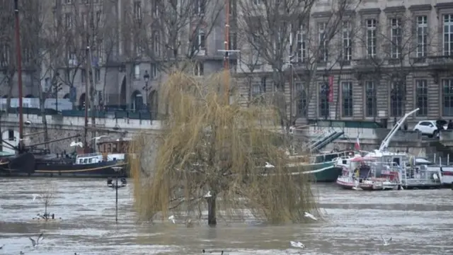 أشد موجة أمطار في فرنسا منذ 100 عام