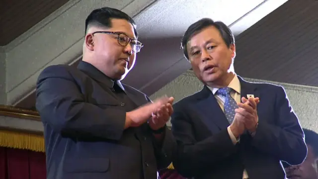 คิม จอง อึน ชมการแสดงของนักร้องจากเกาหลีใต้