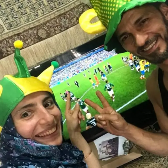 Casal sírio Razan Suliman e Mohamad Dahhan no jogo Brasil X México