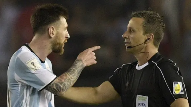 La FIFA suspende por cuatro partidos a Lionel Messi por insultar a un juez durante el partido contra Chile - BBC News Mundo