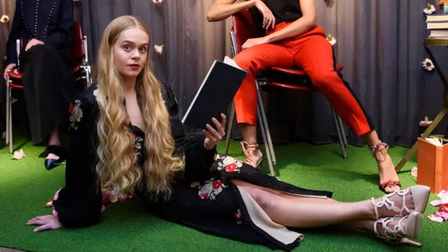 在伦敦书店Maison Assouline，模特正展示意大利手工品牌卡米拉·艾菲克的新作。