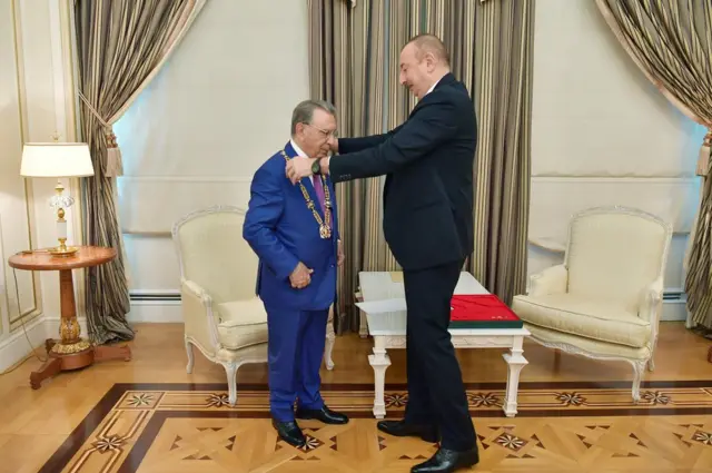 Ильхам Алиев вручает Рамизу Мехтиеву орден Гейдара Алиева