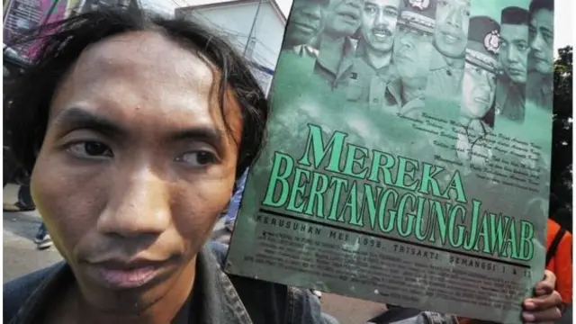 Aktivis berdemo di depan Kejaksaan Agung pada 2008 menuntut penuntasan kasus TTS 1998.