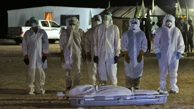 مراسم دفن في المقبرة المخصصة لضحايا كوفيد- 19 قرب النجف في العراق