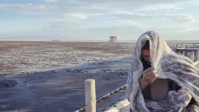 يمكن تقدير التغيرات في حافة البحيرة باستخدام معايير مثل الأرصفة والقوارب القديمة التي بقيت في مكانها