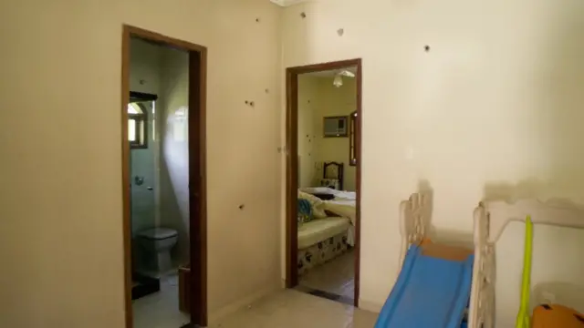 Más de 70 tiros de rifle por toda la casa