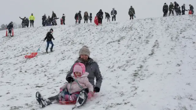 Pessoas brincando na neve na Inglaterra