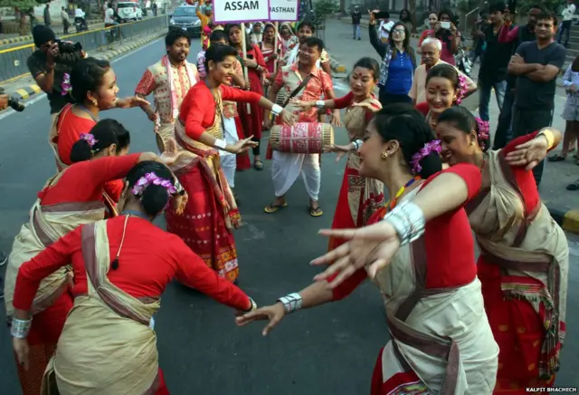 આસામના લોકનૃત્યની તસવીર