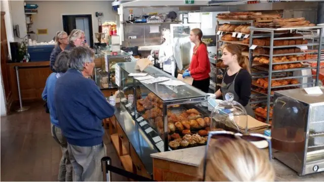 શૉપિંગ કરતું કપલ