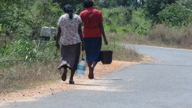 "අපි ගැන බලන්න කවුරුවත් නෑ"