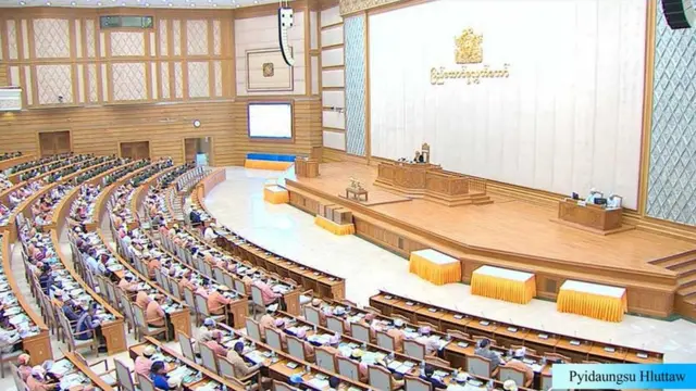 ဒုတိယအကြိမ် ပြည်ထောင်စုလွှတ်တော်သက်တမ်းမှာတော့ မာစီးတီးအစား၊ တိုယိုတာ အမျိုးအစား ကျည်ကာကားတွေကို ဝယ်ဖို့နဲ့ အခွန်ကင်းလွတ်ခွင့်ပေးဖို့ သမ္မတဦးဝင်းမြင့်က ပြန်လည်တင်ပြလာတာ ဖြစ်ပါတယ်။