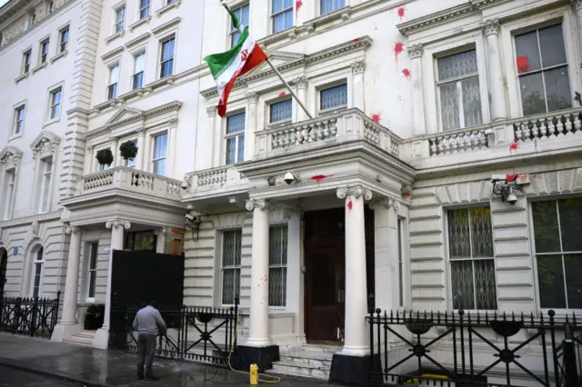 سفارت ایران در لندن در هفته‌های اخیر بارها شاهد اعتراض‌های ایرانیان ساکن این شهر بوده که از معترضان در ایران حمایت می‌کردند