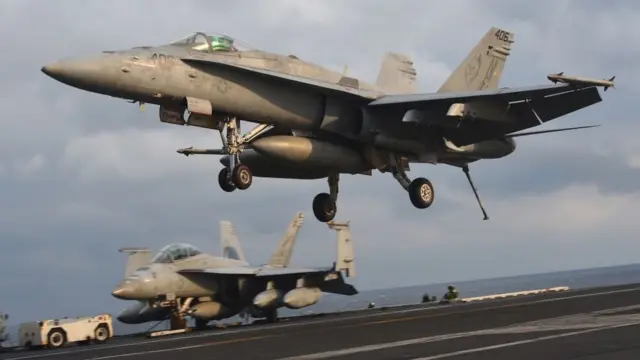 Un caza F/A-18 aterriza en el portaviones USS Carl Vinson.