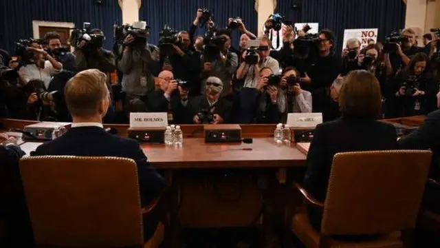 خبرنگاران پیش از شروع جلسه فرصت دارند تا از شاهدان عکس بگیرند