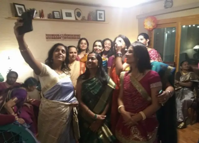 ફોટો લેતી મહિલા