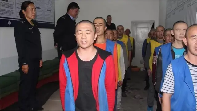 इन पुनर्शिक्षा केंद्रों में बंद लोगों को चीनी राष्ट्रवाद का पाठ पढ़ाया जाता है