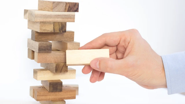 Hombre juega al Jenga