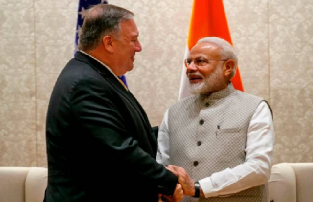 Ngoại trưởng Hoa Kỳ Mike Pompeo (trái) trong một lần gặp Thủ Tướng Ấn Độ Narendra Modi tại tư gia của ông Modi năm 2019
