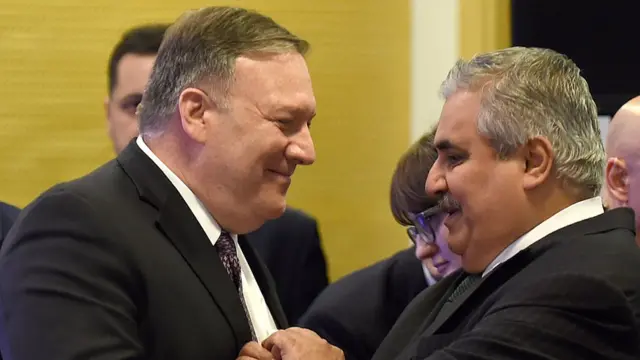 خالد بن احمد آل خلیفه، وزیر خارجه بحرین در کنار مایک پومئو، وزیر خارجه آمریکا در حاشیه نشست ورشو