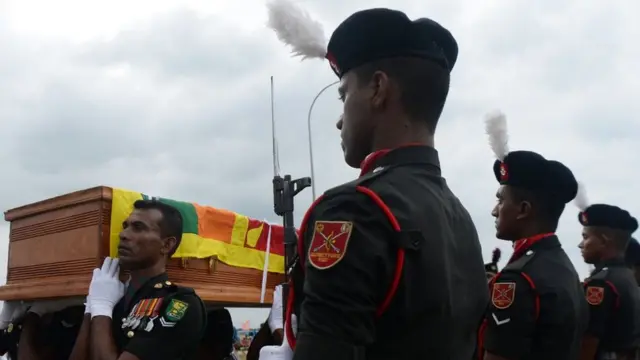 මාලි රජ්‍යයේ එක්සත් ජාතීන්ගේ සාමසාධක රාජකාරීන් හී නිරතව සිටියදි බෝම්බ ප්‍රහාරයකට ලක්වීමෙන් ශ්‍රී ලංකා යුධ හමුදාවේ මේජර් හේමන්ගොඩ වසන්ත දිනේෂ් ජයවික්‍රම හා කෝප්‍රල් ශාකරලාගේ සමන්ත විජේකුමාර මරණයට පත්වුහ.