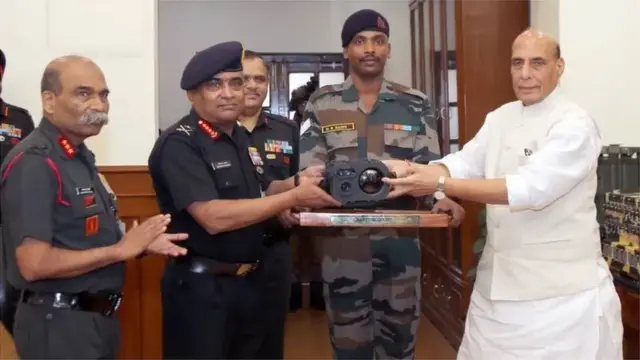 అధునాతన సామాగ్రిని సైనికులకు అందజేస్తున్న రక్షణమంత్రి రాజ్‌నాథ్ సింగ్