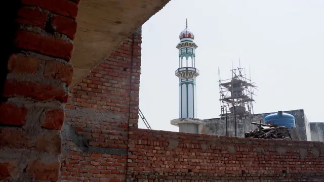 जुनैद के परिवार का नया बन रहा घर और गांव की मस्जिद