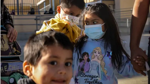 লস এঞ্জেলেসের একটি স্কুল থেকে বাচ্চাদের বাসায় নিযে যাচ্ছে অভিভাবক, ০৩/০১/২০২২