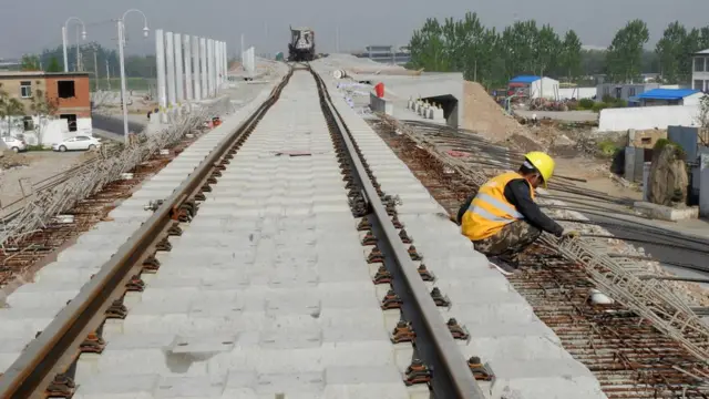 คนงานชาวจีนในไซต์ก่อสร้างทางรถไฟในประเทศจีน
