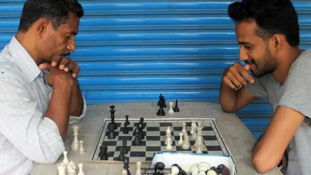 शतरंज खेलते गांव वाले