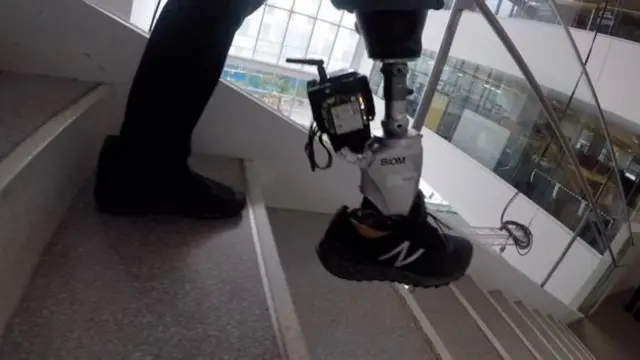 ขาเทียมไบโอนิกใช้เซ็นเซอร์แบบที่ใช้ในรถยนต์ขับเคลื่อนอัตโนมัติขณะก้าวลงบันได