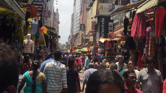 எப்போதும் பரபரப்பாகக் காணப்படும் ரங்கநாதன் தெருவில் கடைகள் வழக்கம்போல திறந்திருந்தன