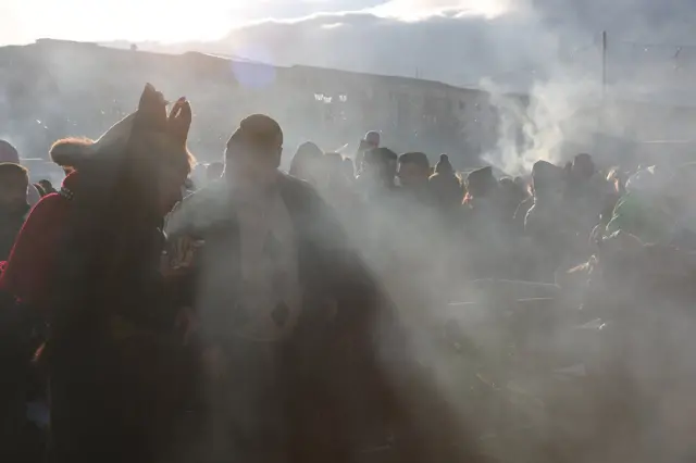 Na gradskom trgu su tog dana postavljeni mnogobrojni šatori i štandovi za prodaju hrane. Ljudi u medveđim kožama se zajedno sa posetiocima okrepljuju uz kuvano vino i meso sa roštilja.