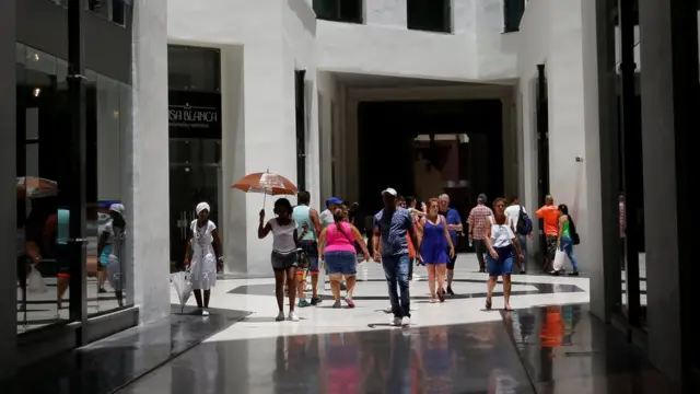 Interior del centro comercial.