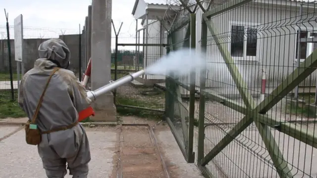 Российские военные проводят дезинфекцию своих баз в Абхазии. По словам Минобороны России, они готовы помочь и абхазских коллегам