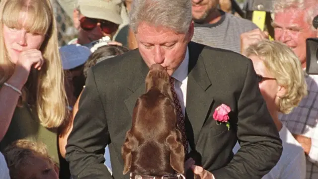 Presidente Bill Clinton é lambido pelo cachorro da família em 1999
