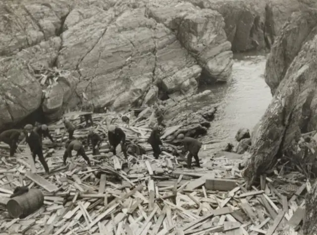 Buscando restos entre los escombros en la playa.