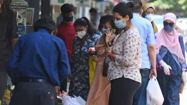 नई दिल्ली में दुकानें खुलीं