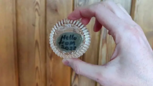 Le résultat : des ongles d'orteil et des poils de nombril préservés pour que les générations futures puissent les apprécier.