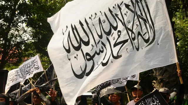 Sejumlah umat islam mengikuti aksi protes pembakaran bendera berkalimat Tauhid di Pati, Jawa Tengah, Jumat (26/10/18).