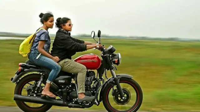 மகள் ஆர்யாவுடன் அம்பிகா கிருஷ்ணா