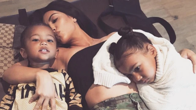 كارداشيان مع أطفالها