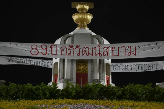 กลุ่มราษฎรนำป้ายผ้ามาขึงที่อนุสาวรีย์ประชาธิปไตย ถ.ราชดำเนินกลาง ก่อนร่วมกันอ่านแถลงการณ์คณะราษฎร