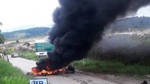 Manifestantes queimam pneusbet 765Pacaraima