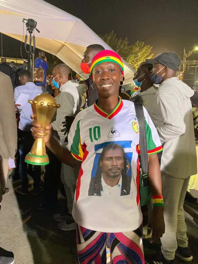 une supportrice vêtue d'un Tshirt à l'effigie de Aliou Cissé