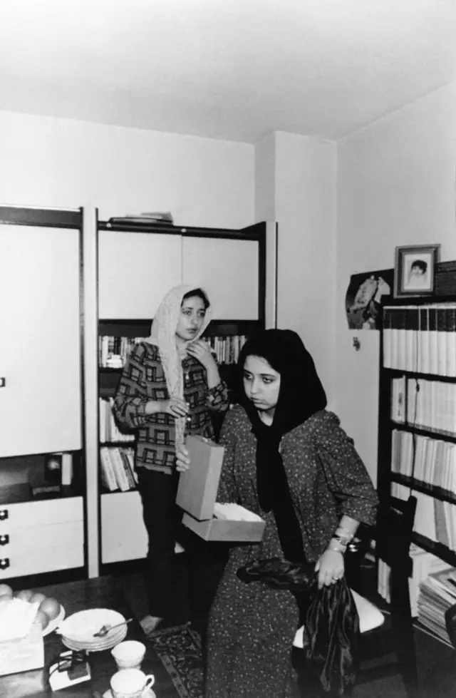 چهارشنبه ۸ مرداد ۱۳۶۰؛ دختران آقای بنی‌صدر برای استقبال از پدرشان از لندن بازگشته‌اند.