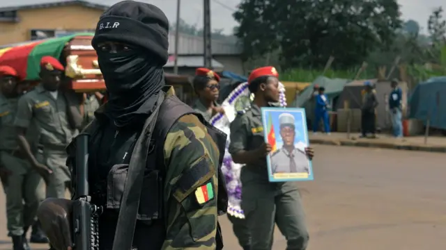Soldier dey watch after fight-fight wey happen for Northwest and Southwest region for Cameroon