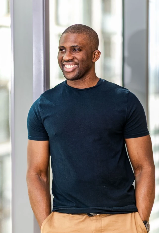 어린이 식기 판매 업체를 운영하는 조엘 레미-파케스 CEO는 비즈니스 미팅 자리에서 정장보다 티셔츠를 선호한다