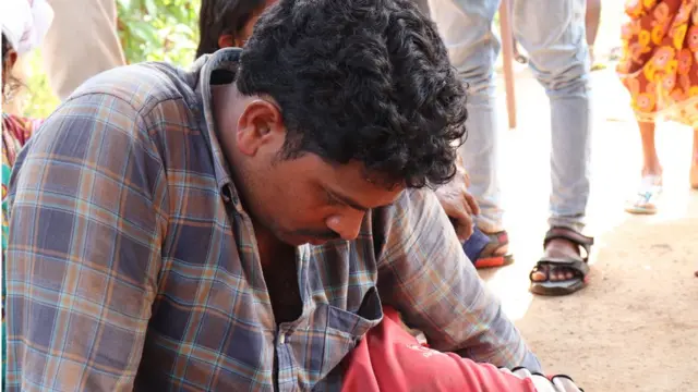 సురేశ్ భార్యతో పాటు ఆమె కడుపులోని కవల పిల్లలు కూడా చనిపోయారు