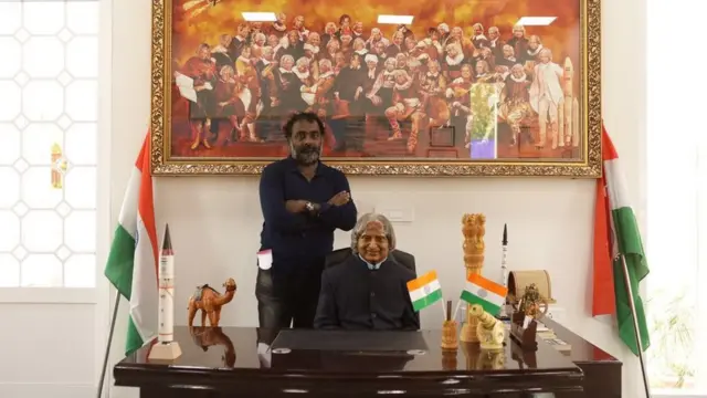 ஓவியங்கள் மட்டுமின்றி அப்துல் கலாமின் இரு சிலிக்கான் சிலைகளும் மணிமண்டபத்தில் இடம்பெற்றுள்ளன.