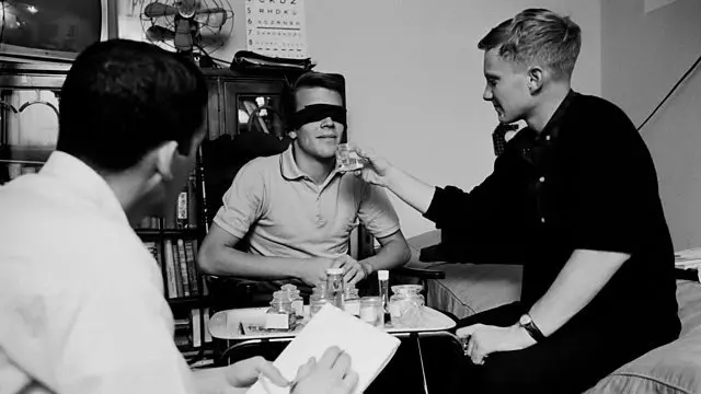 Randy Gardner (kati) akieleza kuhusu vitu alivyopewa kunusa na Bruce McAllister